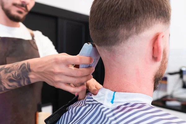Ein Junger Friseur Schneidet Dem Männlichen Kunden Einem Friseursalon Mit — Stockfoto
