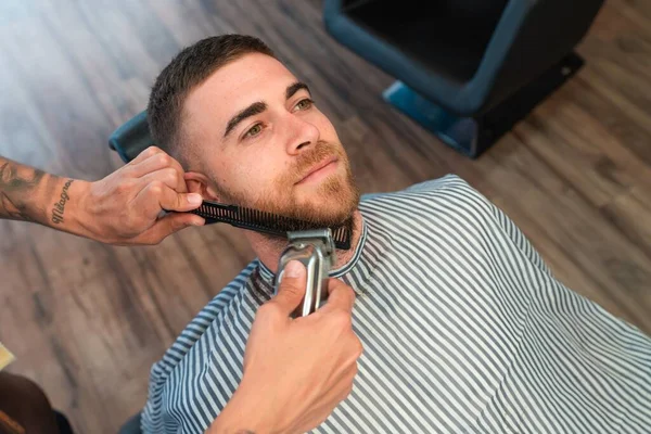 Uma Vista Alto Ângulo Jovem Cabeleireiro Barbeando Barba Cliente Masculino — Fotografia de Stock