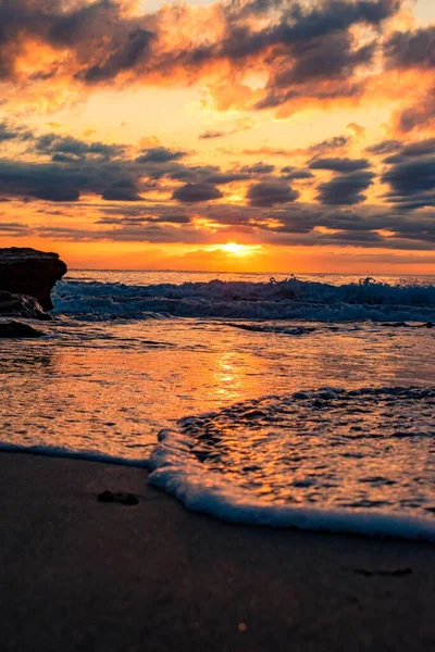 Захватывающая Сцена Скального Пляжа Красивом Фоне Заката — стоковое фото