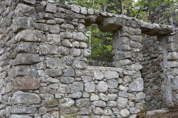Primer Plano Viejas Ruinas Piedra Lodge Olvidado Rodeado Vegetación —  Fotos de Stock