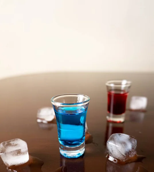 Les Cocktails Rouges Bleus Les Glaçons Fondus Sur Une Table — Photo
