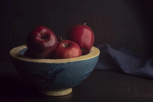Крупним Планом Знімок Червоних Яблук Мисці — стокове фото