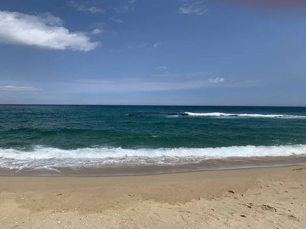 砂浜に波が到達する熱帯のビーチの牧歌的な景色 — ストック写真