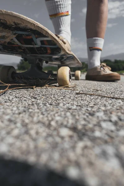 Plan Vertical Une Personne Skateboard Dans Parc Sous Lumière Soleil — Photo