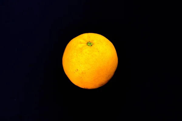 Detailní Záběr Zralého Pomeranče Izolovaného Černém Pozadí — Stock fotografie