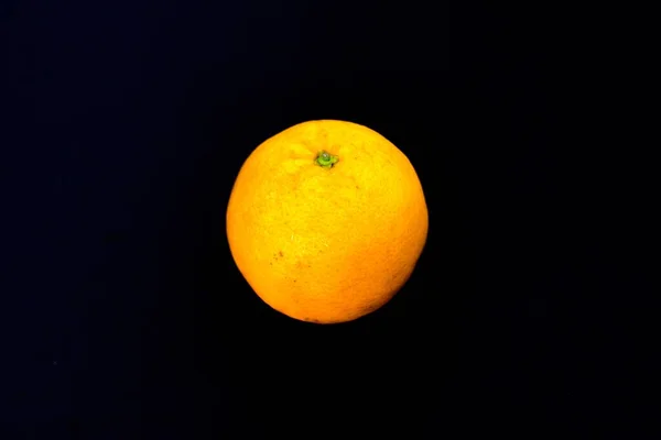 Close Uma Laranja Madura Isolado Fundo Preto — Fotografia de Stock