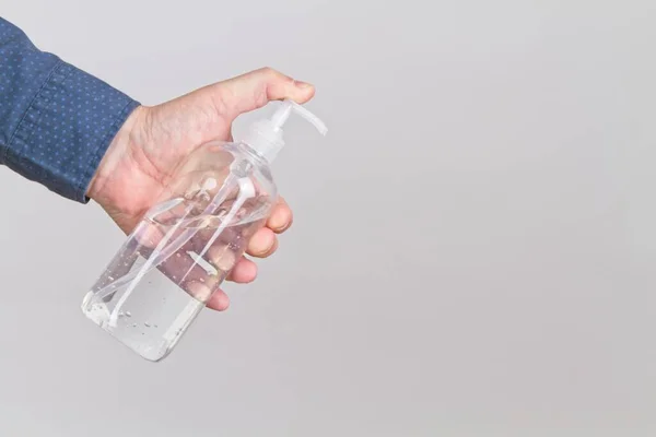 Eine Nahaufnahme Einer Person Mit Einer Flasche Händedesinfektionsmittel Isoliert Auf — Stockfoto