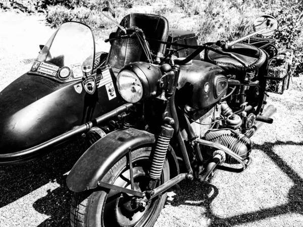 Крупный План Серого Масштабе Серого Снимка Винтажного Мотоцикла Размещенного Снаружи — стоковое фото