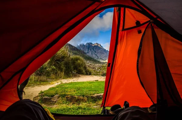 Eine Wunderbare Aufnahme Von Draußen Mit Bergen Von Innen Gesehen — Stockfoto