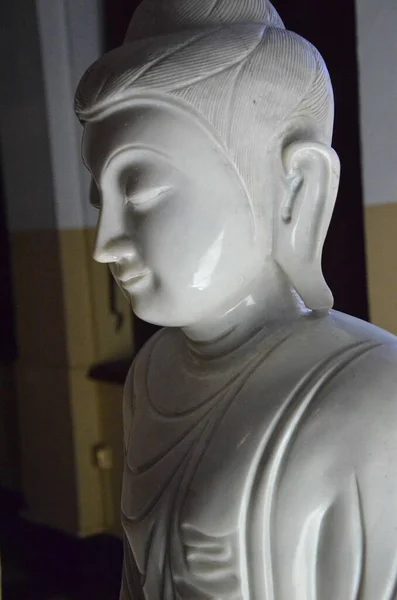 Colpo Fuoco Selettivo Verticale Della Statua Buddha Colore Bianco — Foto Stock