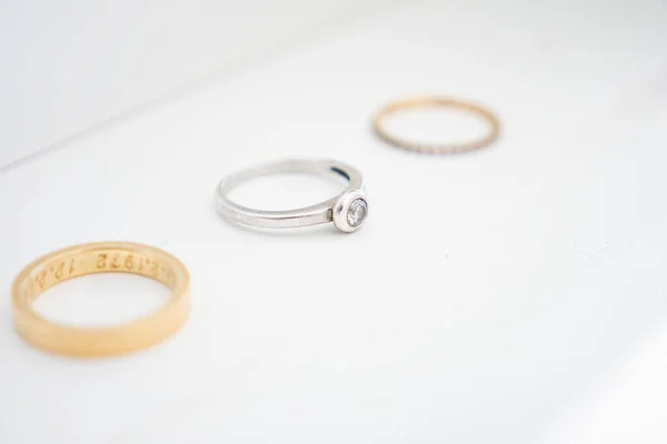 Plan Macro Trois Anneaux Différents Une Mince Fiançailles Une Bague — Photo