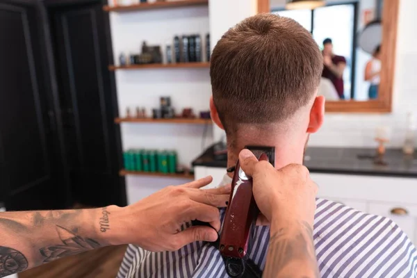 Ein Junger Friseur Schneidet Dem Männlichen Kunden Einem Friseursalon Mit — Stockfoto