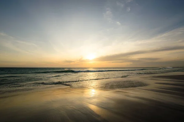 Panoramatický Záběr Západu Slunce Nad Oceánem Písečnou Pláží Ideální Pro — Stock fotografie