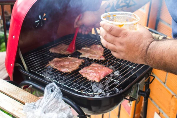 Primer Plano Una Persona Que Cocina Deliciosa Barbacoa Bueno Para —  Fotos de Stock