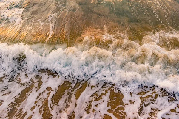 Захоплюючі Пейзажі Піщаного Пляжу Хвилями Бризки — стокове фото