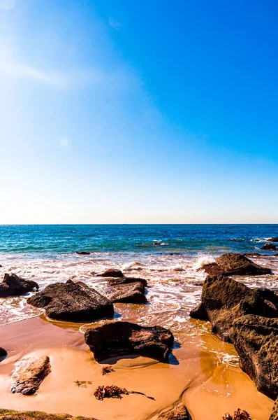 Ett Soligt Landskap Vacker Sandstrand Blå Havsutsikt Bakgrund — Stockfoto