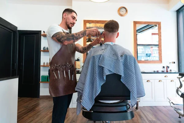 Ein Junger Friseur Schneidet Dem Männlichen Kunden Einem Friseursalon Unter — Stockfoto