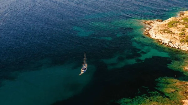 Una Toma Aérea Océano Azul Oscuro Con Barco Pedazo Tierra —  Fotos de Stock
