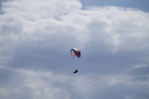 Gündüz Vakti Yamaç Paraşütü Yapan Birinin Düşük Açılı Görüntüsü — Stok fotoğraf