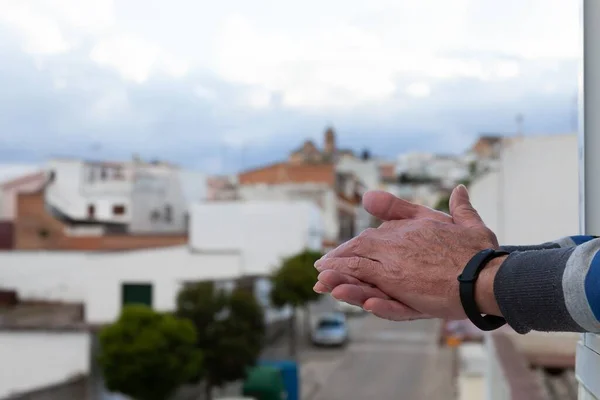 Close Aplausos Mão Homem Velho Para Pessoal Médico Espanha — Fotografia de Stock