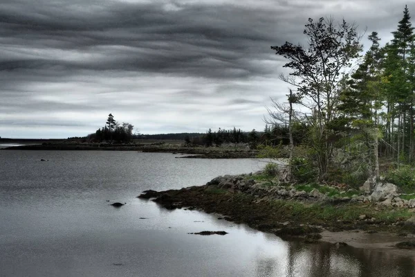 Lago Céu Escuro Nublado Sobre Ele Canadá — Fotografia de Stock