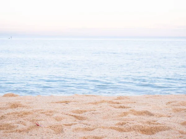 Uma Bela Foto Uma Praia Areia Dourada Oceano Azul Com — Fotografia de Stock