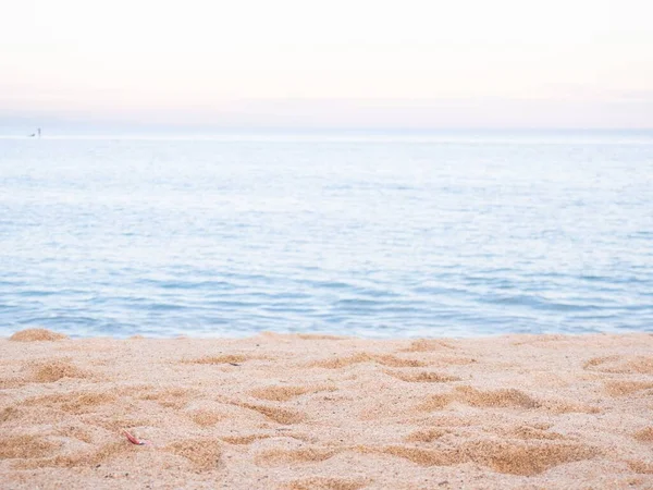 Beau Cliché Une Plage Sable Doré Océan Bleu Ciel Clair — Photo