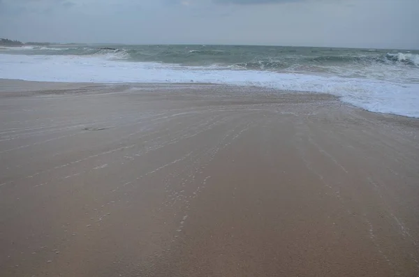 Spokojna Czysta Plaża Uchwycona Pochmurny Dzień — Zdjęcie stockowe