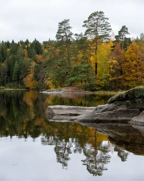 Beautiful Scenery Range Autumn Trees Reflecting Lake Daytime — Stock Photo, Image