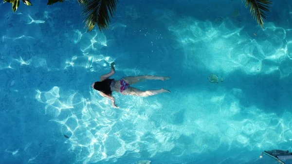 Tiro Aéreo Uma Mulher Nadando Piscina Uma Villa Privada Barcelona — Fotografia de Stock