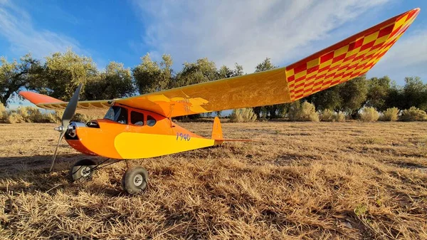 Stary Pomarańczowy Samolot Sterujący Radiem Polu Zachodzie Słońca — Zdjęcie stockowe