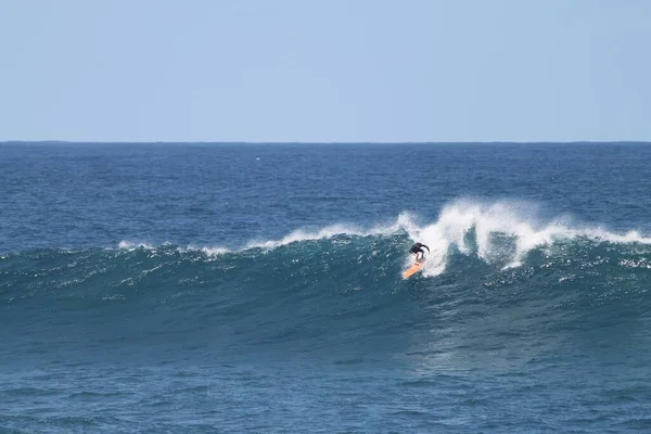 Surfeur Entrant Dans Énorme Tonneau Bleu Dans Mer Sous Ciel — Photo