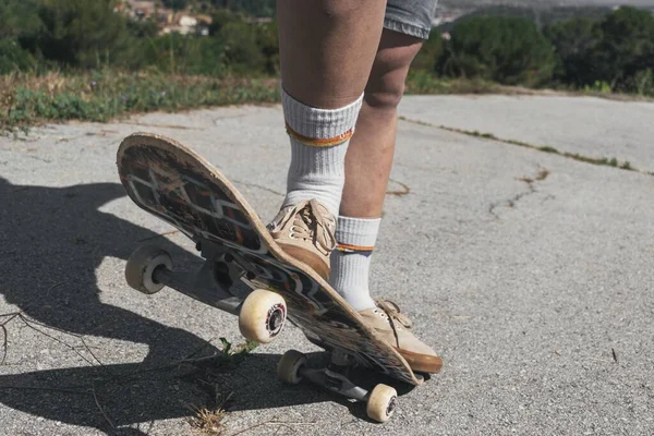 Een Close Van Een Persoon Skateboarden Een Park Onder Het — Stockfoto