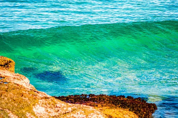 Ένα Ηλιόλουστο Τοπίο Από Μια Όμορφη Βραχώδη Παραλία Ένα Μπλε — Φωτογραφία Αρχείου