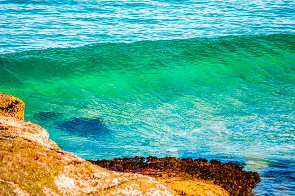 Napos Táj Egy Gyönyörű Sziklás Strand Egy Kék Tengeri Háttér — Stock Fotó