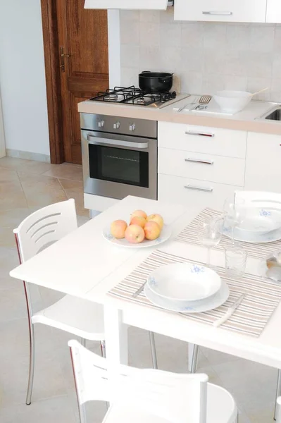 Tiro Vertical Interior Uma Cozinha Com Uma Mesa Branca Balcão — Fotografia de Stock