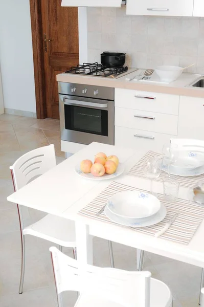 Colpo Verticale Dell Interno Una Cucina Con Tavolo Bianco Bancone — Foto Stock