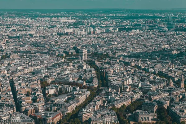 在法国巴黎拍摄的具有现代高层建筑和非凡古代建筑的历史性巴黎的航拍 — 图库照片