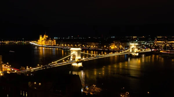 Güzel Szchenyi Zinciri Köprüsü Macaristan Tuna Nehrinin Kıyısında Geceleyin Parlıyordu — Stok fotoğraf