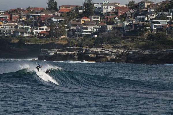 Surfista Che Entra Enorme Barile Blu Mare Sotto Cielo Limpido — Foto Stock