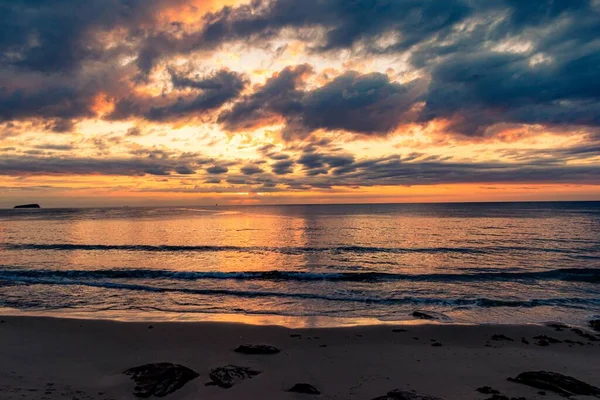 Захватывающая Сцена Песчаного Пляжа Красивом Фоне Заката — стоковое фото