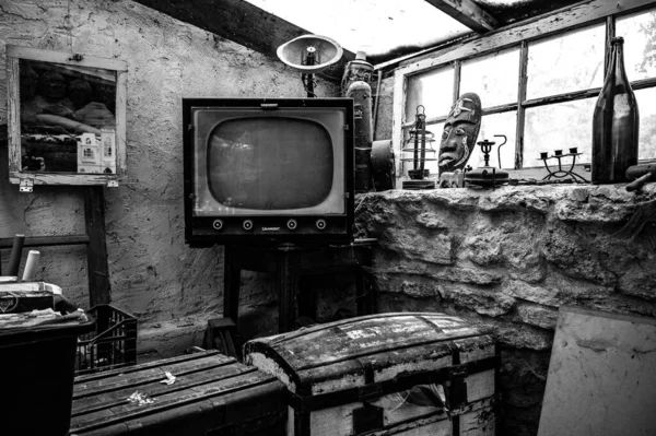 Egy Szürke Felvétel Egy Régi Televíziós Dobozról Egy Régi Házban — Stock Fotó