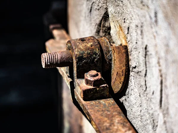 Taş Bir Duvarda Paslı Yıpranmış Metal Bir Aletin Yakın Çekimi — Stok fotoğraf