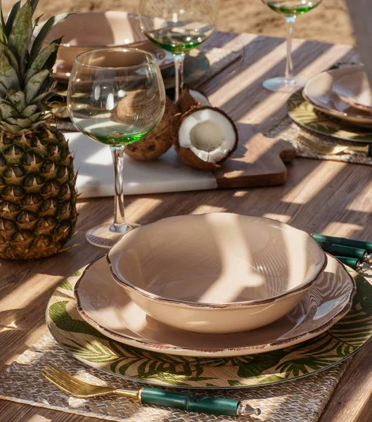 Table Setting Beach Luxury Dishware Pineapple Coconut — Stock Photo, Image
