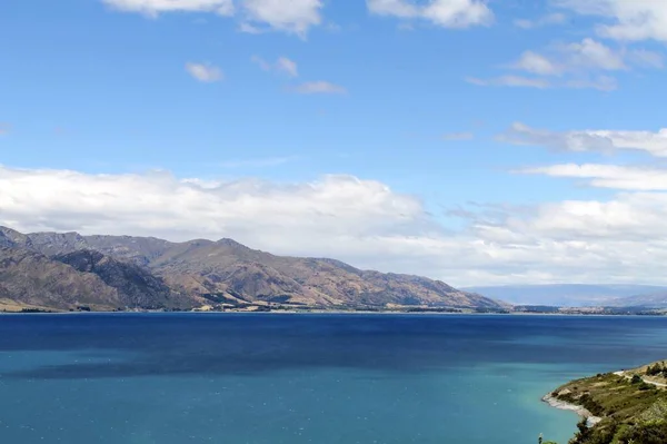 Hermoso Paisaje Nubes Blancas Sobre Mar Tranquilo Rodeado Acantilados — Foto de Stock