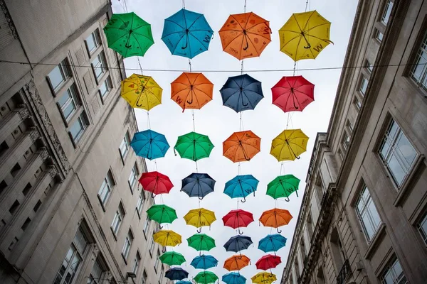 Gli Ombrelli Appesi Colorati Sopra Strada — Foto Stock
