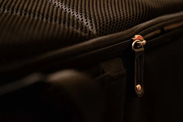 Nahaufnahme Eines Reißverschlusses Einem Stilvollen Schwarzen Koffer — Stockfoto