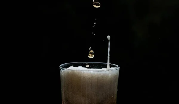 Крупный План Бокала Освежающего Напитка Брызгами Черном Фоне — стоковое фото