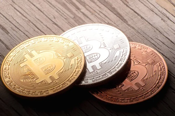 Tahta Bir Yüzey Içinde Altın Gümüş Bronz Bitcoin Yakın Çekim — Stok fotoğraf