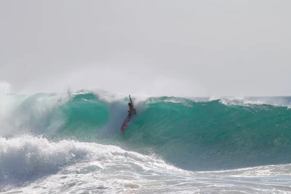 Surfista Entrando Enorme Barril Azul Mar Sob Céu Limpo Durante — Fotografia de Stock